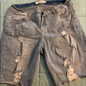 Torrid distressed boyfriend Bermudas